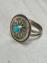 Load image into Gallery viewer, Repousse’ Sun with Kingman Turquoise Ring Size 10
